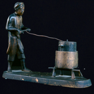 Tượng: Người xay lúa